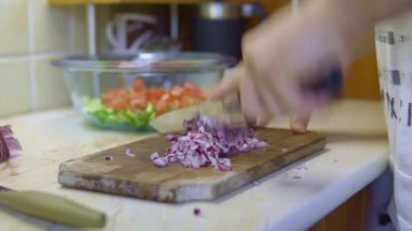 Mutfakta salata için kırmızı soğan doğruyorum, şef elleri. Yüksek kalite 4k görüntü