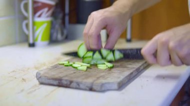 Salata için salatalık doğrama, şef hızlı elleri. Yüksek kalite 4k görüntü