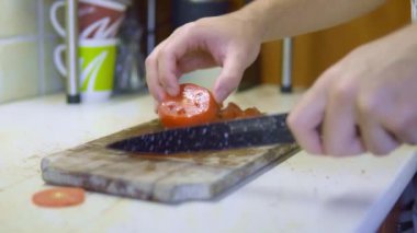 Salata için salatalık doğrama, şef hızlı elleri. Yüksek kalite 4k görüntü