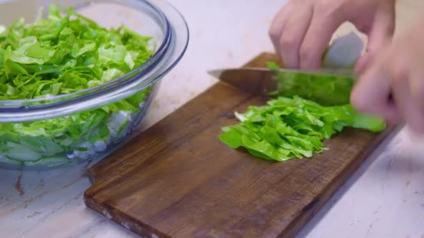 Chef Tritare Letturce Rapidamente Casa Cucina Filmati Alta Qualità — Video Stock