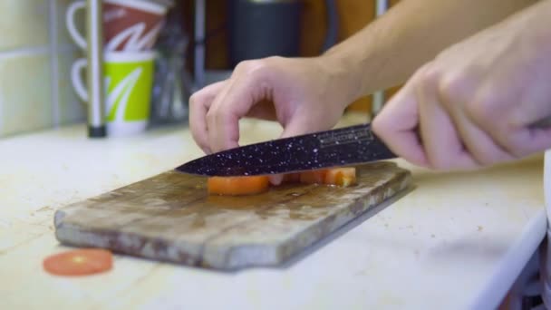 黄瓜切碎后当沙拉 厨师用的手快 高质量的4K镜头 — 图库视频影像