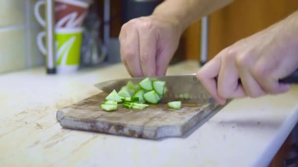 Gurken Für Salat Hacken Schnelle Hände Kochen Hochwertiges Filmmaterial — Stockvideo