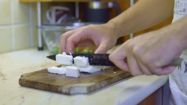 Cięcie Krojenie Kostek Sera Feta Desce Greckiej Sałatki Wysokiej Jakości — Wideo stockowe