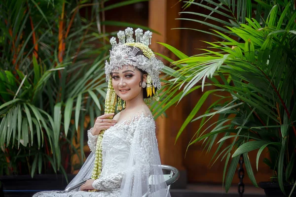 Potret Javanese Traditional Bride Indonesian Bride White Wedding Dress Kebaya — Zdjęcie stockowe