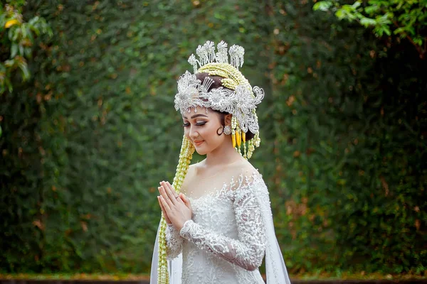 Potret Javanese Traditional Bride Indonesian Bride White Wedding Dress Kebaya — Fotografia de Stock