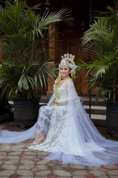 Potret Javanese Traditional Bride Indonesian Bride White Wedding Dress Kebaya — Zdjęcie stockowe