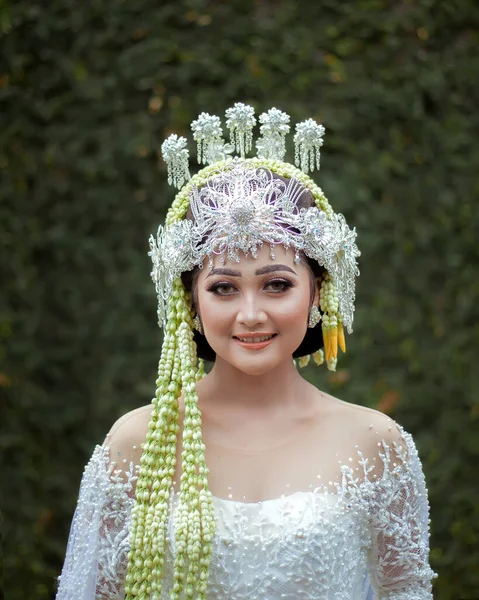 Potret Javanese Traditional Bride Indonesian Bride White Wedding Dress Kebaya — Foto Stock