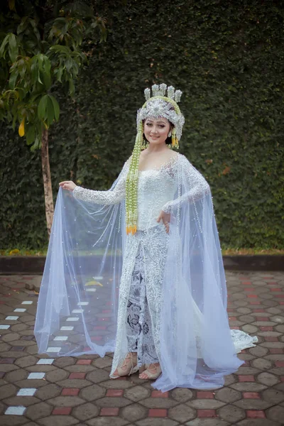 Потрет Яванська Традиційна Наречена Індонезійська Наречена Білі Весільні Сукні Кебая — стокове фото