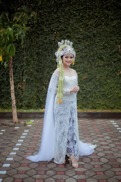 Potret Javanese Traditional Bride Indonesian Bride White Wedding Dress Kebaya — Zdjęcie stockowe