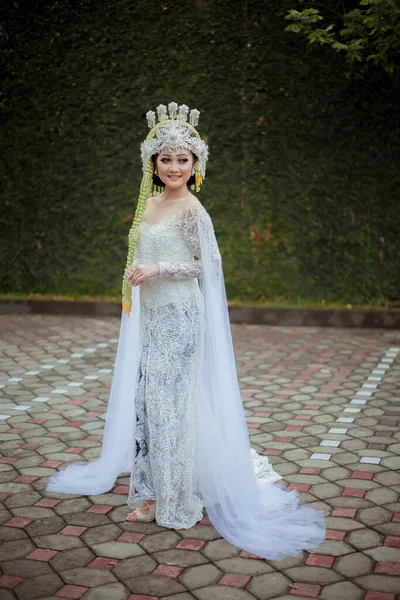 Потрет Яванська Традиційна Наречена Індонезійська Наречена Білі Весільні Сукні Кебая — стокове фото