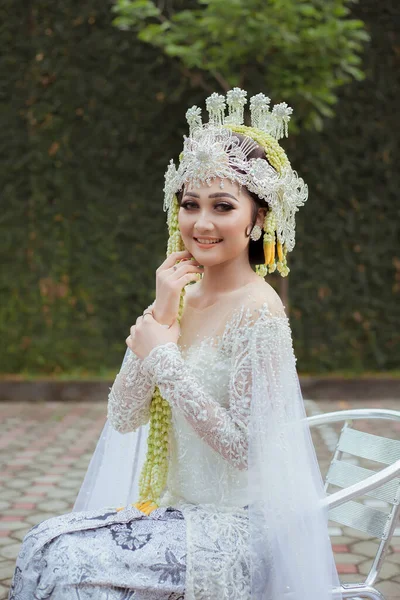Potret Javanese Traditional Bride Indonesian Bride White Wedding Dress Kebaya — Stockfoto