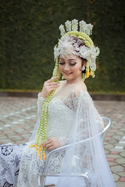 Potret Javanese Traditional Bride Indonesian Bride White Wedding Dress Kebaya — Stok fotoğraf