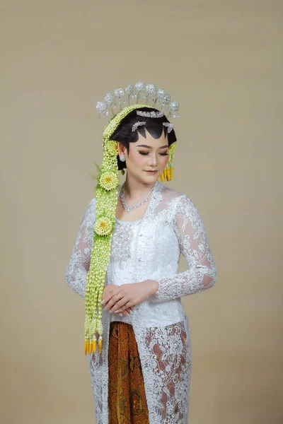 Beautiful Model Wearing Javanese Indonesian Wedding Dress — Foto de Stock