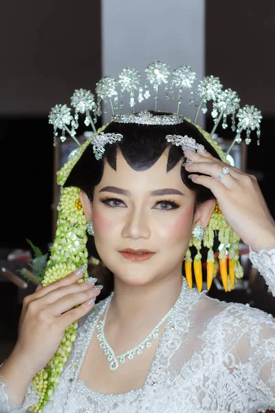 Beautiful Model Wearing Javanese Indonesian Wedding Dress — Zdjęcie stockowe