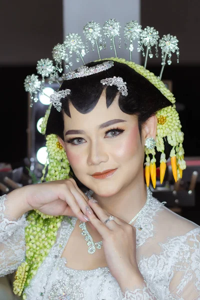 Beautiful Model Wearing Javanese Indonesian Wedding Dress — Stockfoto