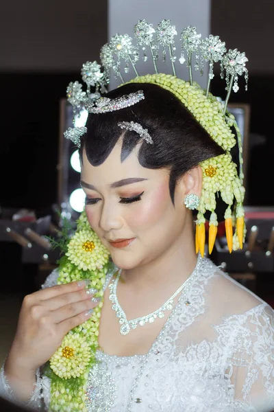 Beautiful Model Wearing Javanese Indonesian Wedding Dress — Fotografia de Stock