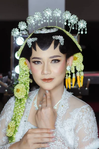 Beautiful Model Wearing Javanese Indonesian Wedding Dress — Fotografia de Stock