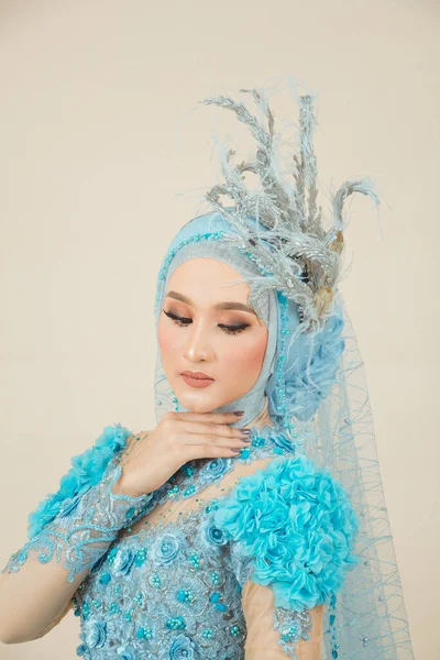 Beauty Fashion Asian Woman Hijab Makeup Wearing Blue Wedding Dress — Stok fotoğraf