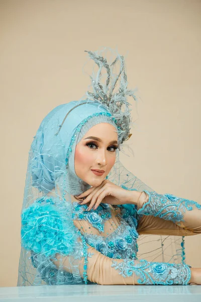 Beauty Fashion Asian Woman Hijab Makeup Wearing Blue Wedding Dress — Stok fotoğraf