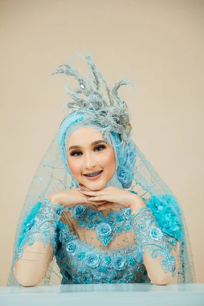 Beauty Fashion Asian Woman Hijab Makeup Wearing Blue Wedding Dress — Foto Stock