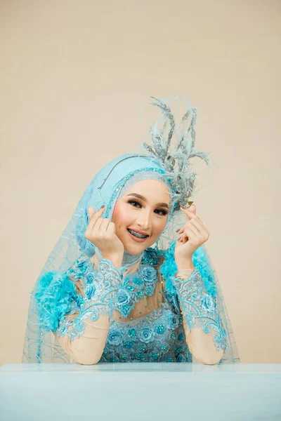 Красуня Азіатка Хіджабі Макіапом Синьому Весільному Платті — стокове фото