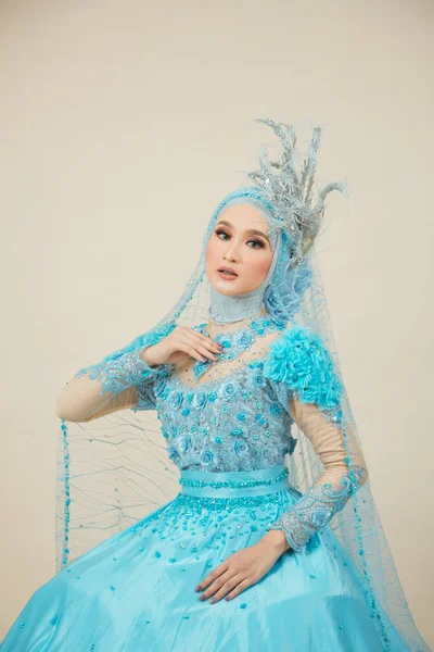 Beauty Fashion Asian Woman Hijab Makeup Wearing Blue Wedding Dress — Fotografia de Stock