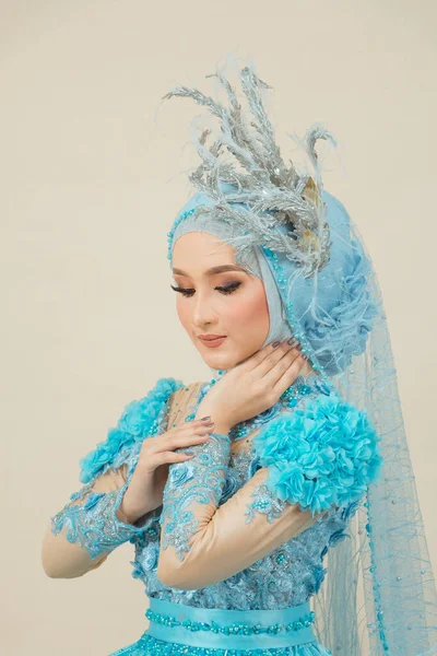 Beauty Fashion Asian Woman Hijab Makeup Wearing Blue Wedding Dress — ストック写真