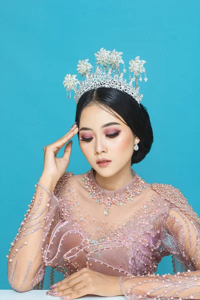 Portrait Asian Woman Beautiful Makeup Wearing Pink Wedding Dress Isolated — ストック写真