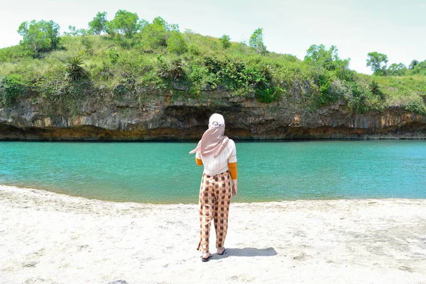 Portrait Adult Woman Wearing Hijab Walking Beach — Stock fotografie