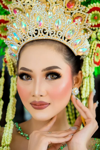 Beautiful Model Wearing Green Kebaya Indonesian Wedding Dress Jewelry Worn — Stok fotoğraf