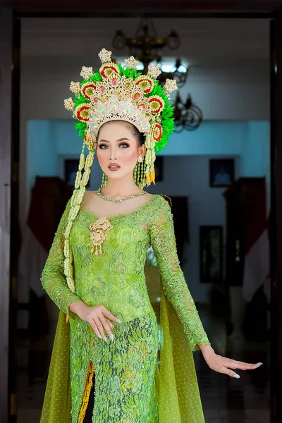 Beautiful Model Wearing Green Kebaya Indonesian Wedding Dress Jewelry Worn — Zdjęcie stockowe