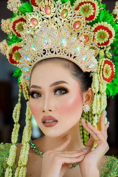 Beautiful Model Wearing Green Kebaya Indonesian Wedding Dress Jewelry Worn — Zdjęcie stockowe
