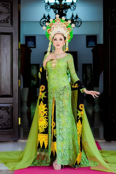 Beautiful Model Wearing Green Kebaya Indonesian Wedding Dress Jewelry Worn — Stock Fotó