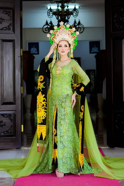Όμορφο Μοντέλο Φορώντας Πράσινο Kebaya Ινδονησιακό Νυφικό Κοσμήματα Που Φοριούνται — Φωτογραφία Αρχείου