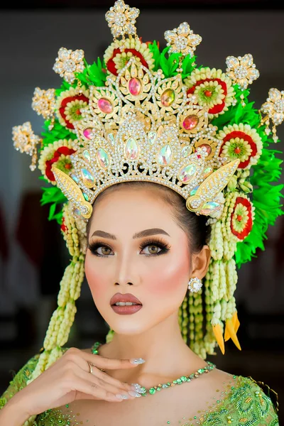 Beautiful Model Wearing Green Kebaya Indonesian Wedding Dress Jewelry Worn — Stok fotoğraf