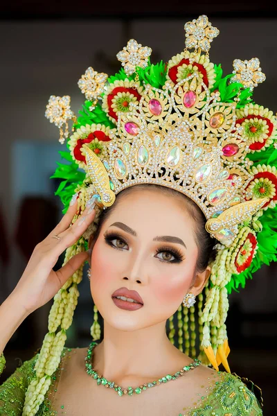 Όμορφο Μοντέλο Φορώντας Πράσινο Kebaya Ινδονησιακό Νυφικό Κοσμήματα Που Φοριούνται — Φωτογραφία Αρχείου