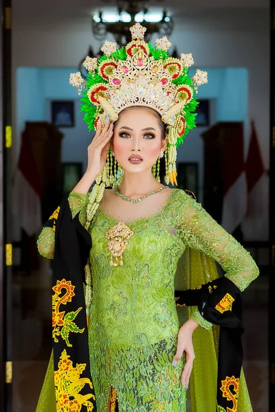 Beautiful Model Wearing Green Kebaya Indonesian Wedding Dress Jewelry Worn — Zdjęcie stockowe
