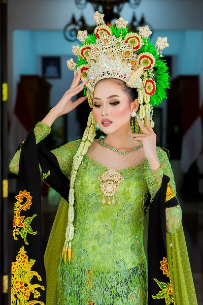 Beautiful Model Wearing Green Kebaya Indonesian Wedding Dress Jewelry Worn — 스톡 사진