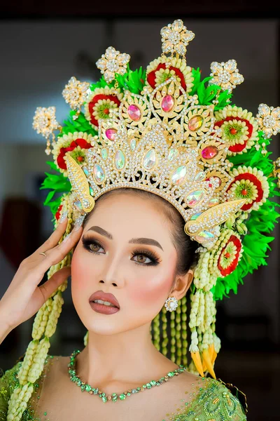 Модель Мбаппе Зеленом Кебайе Индонезийском Свадебном Платье Ювелирные Изделия Которые — стоковое фото