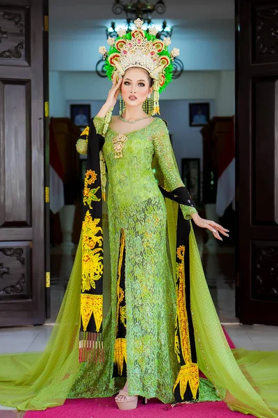 Beautiful Model Wearing Green Kebaya Indonesian Wedding Dress Jewelry Worn — ストック写真