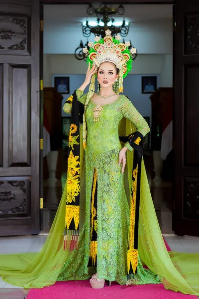 Beautiful Model Wearing Green Kebaya Indonesian Wedding Dress Jewelry Worn — ストック写真