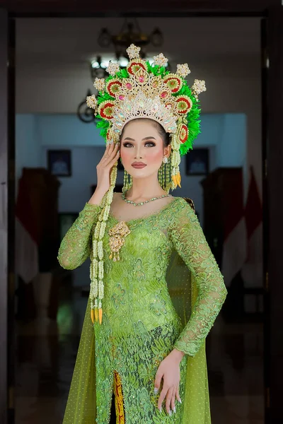 Beautiful Model Wearing Green Kebaya Indonesian Wedding Dress Jewelry Worn — 스톡 사진