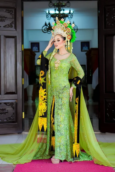 Beautiful Model Wearing Green Kebaya Indonesian Wedding Dress Jewelry Worn — Fotografia de Stock