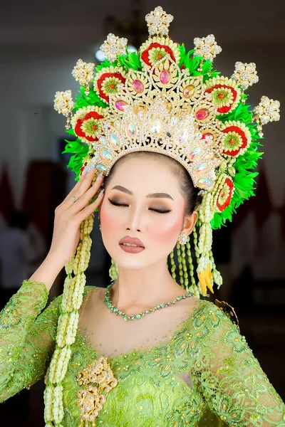 Beautiful Model Wearing Green Kebaya Indonesian Wedding Dress Jewelry Worn — Stockfoto