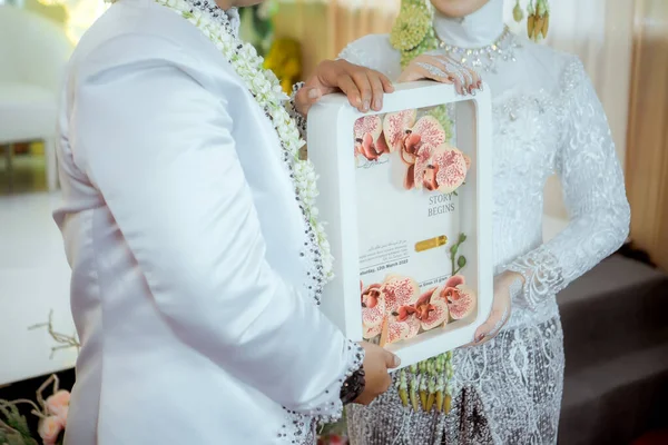Hand Bride Groom Exchange Rings — Stock Photo, Image