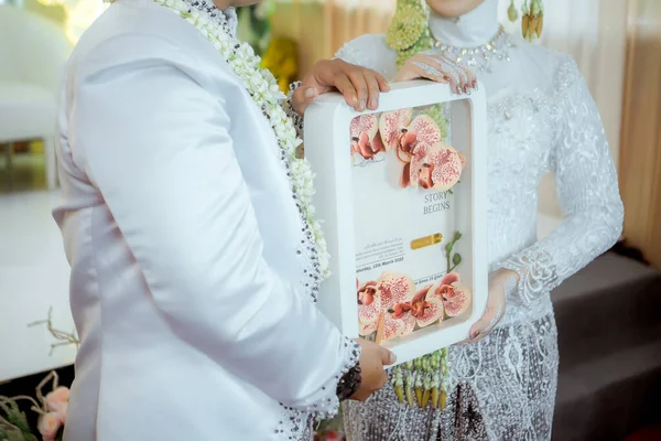 Hand Bride Groom Exchange Rings — Photo