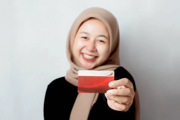 Photo Promotion Portrait Asian Hijab Woman Smiling Showing Card Photo —  Fotos de Stock