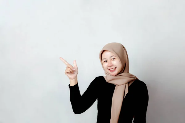 Photo Promotion Portrait Asian Hijab Woman Stretching Her Arms Showing — Zdjęcie stockowe