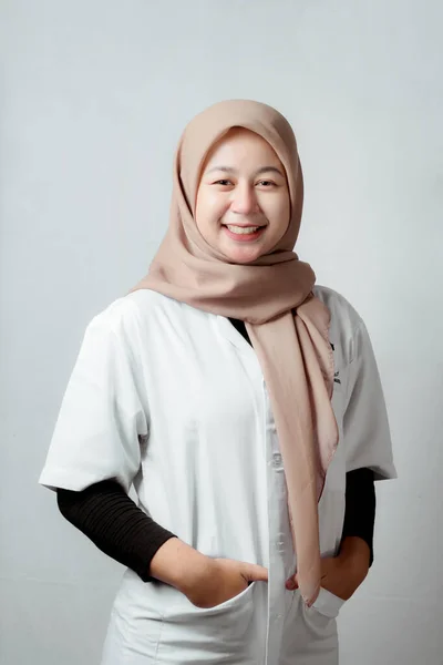 Портрет Приязної Усміхненої Мусульманської Медсестри Доктор Молода Медсестра Хіджабі — стокове фото
