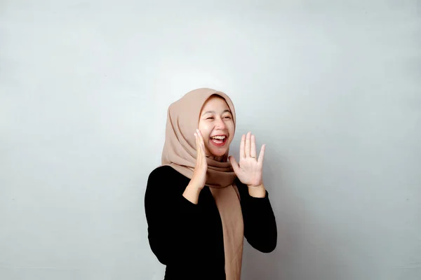 Photo Promotion Портрет Азіатської Жінки Хіджабу Розтягує Руки Показує Вираз — стокове фото